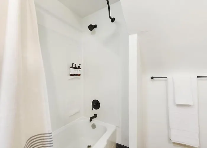 Hostwise - Pet Friendly Butler St Apt, Ground Floor With Private Entrance *
